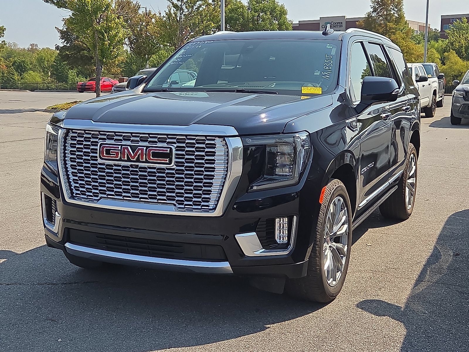Used 2022 GMC Yukon Denali w/ Denali Premium Package AWD/4WD image 2