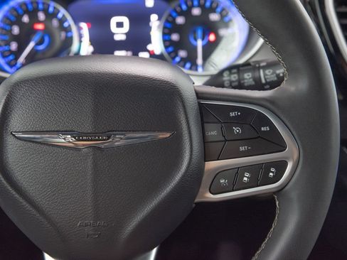 Used 2025 Chrysler Pacifica Select FWD image 24