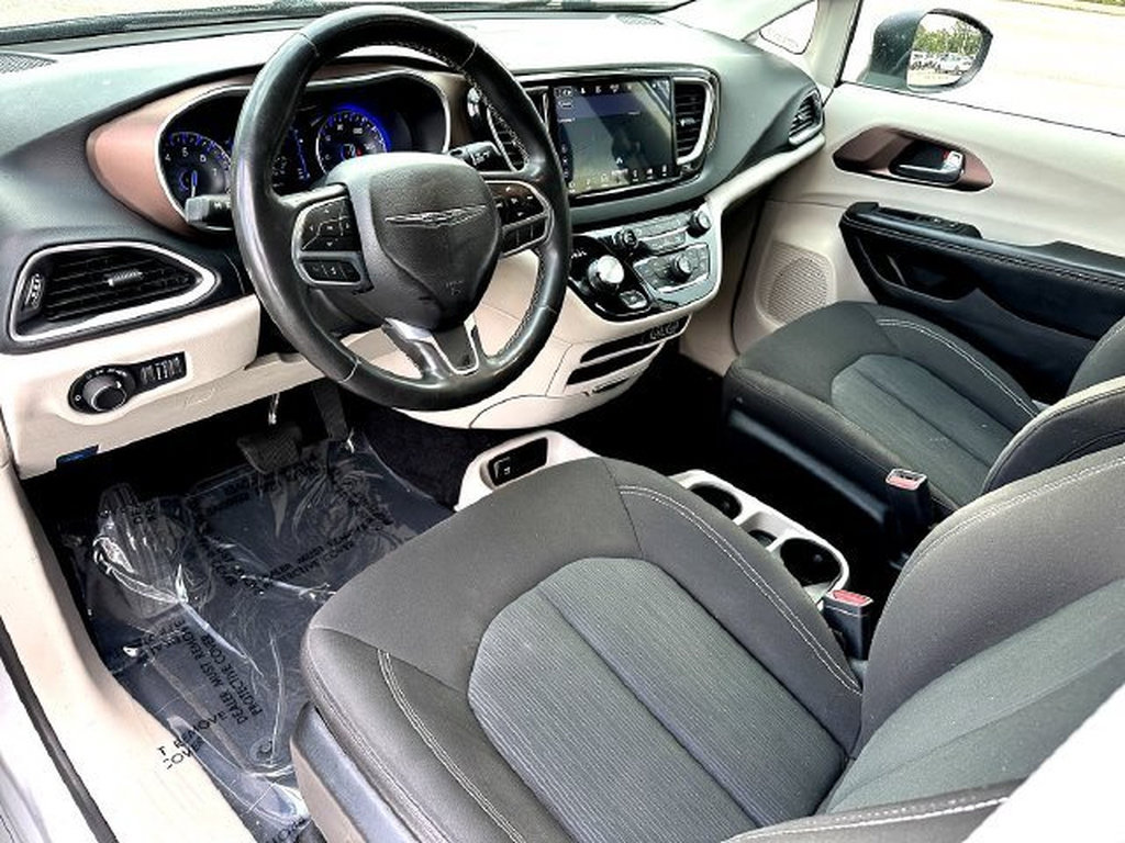 Used 2023 Chrysler Voyager LX FWD image 13