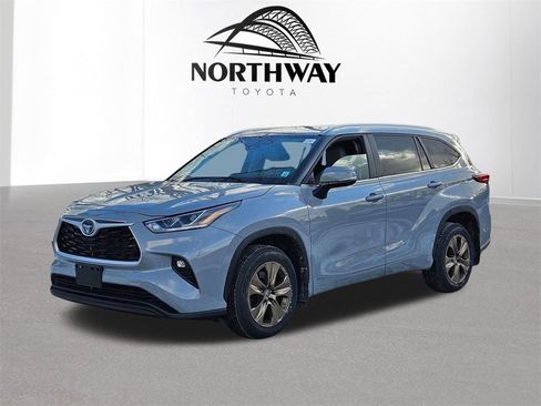 Certified 2023 Toyota Highlander Bronze Edition image 8