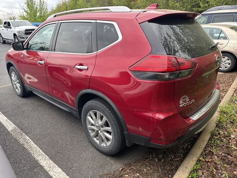 Used 2017 Nissan Rogue SV image 3