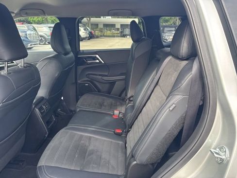 Used 2025 Mitsubishi Outlander SE FWD image 10