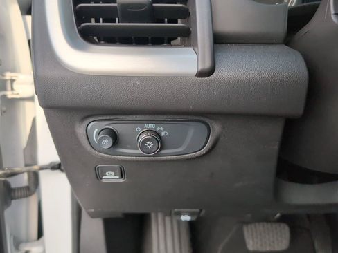Used 2024 GMC Terrain SLE FWD image 28