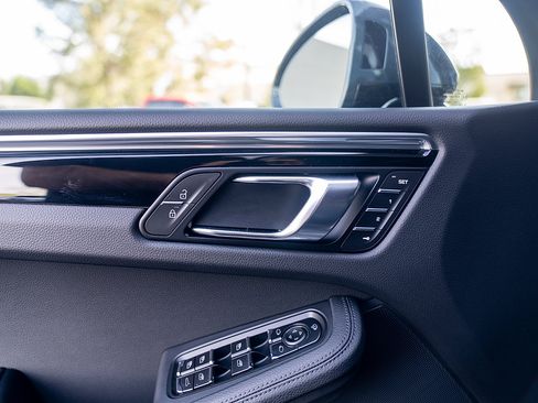 Certified 2026 Porsche Macan AWD/4WD image 18