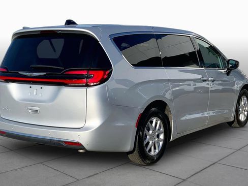 Used 2024 Chrysler Pacifica Touring-L FWD image 13