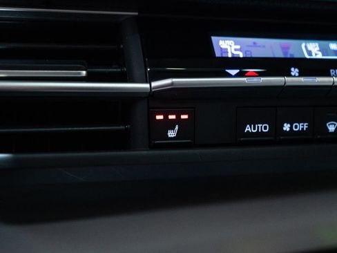 Certified 2025 Toyota Sienna XLE FWD image 27