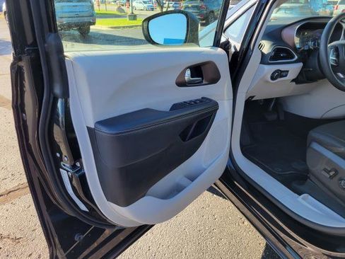 Used 2023 Chrysler Voyager LX FWD image 6