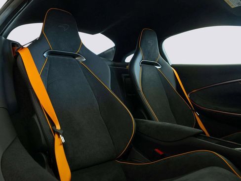 Used 2024 McLaren Artura image 18