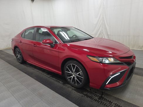Used 2023 Toyota Camry SE image 2