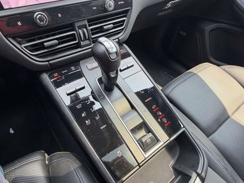 Certified 2024 Porsche Macan AWD/4WD image 22