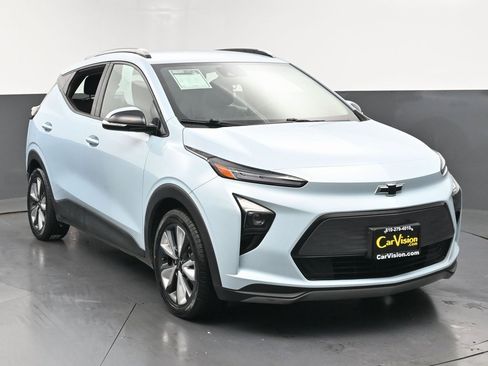 Used 2022 Chevrolet Bolt EUV LT w/ Convenience Package image 3
