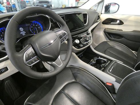 Used 2024 Chrysler Pacifica Limited w/ Trailer Tow Group FWD image 8