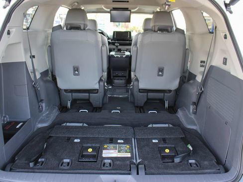 Used 2024 Toyota Sienna Limited FWD image 31