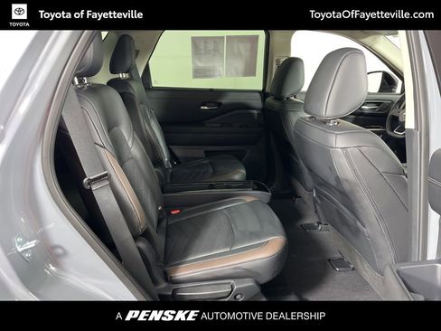 Used 2025 Nissan Pathfinder Platinum image 9