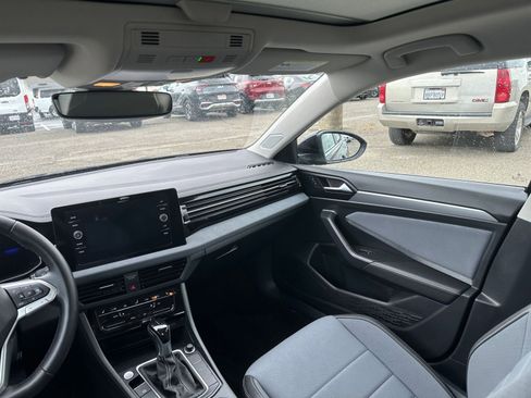 Used 2025 Volkswagen Jetta SE image 37