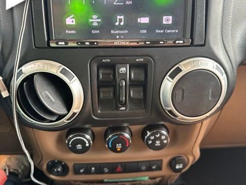 Used 2017 Jeep Wrangler Unlimited Rubicon w/ Connectivity Group AWD/4WD image 10