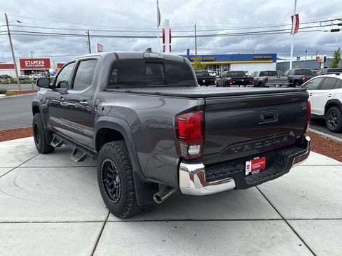 Used 2018 Toyota Tacoma TRD Off-Road AWD/4WD image 5