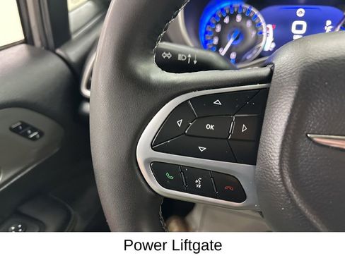Used 2025 Chrysler Pacifica Select FWD image 35