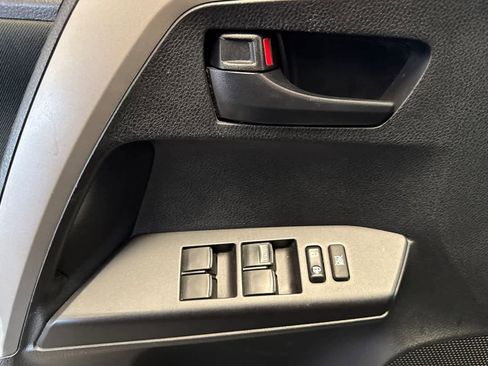 Used 2018 Toyota RAV4 LE FWD image 10