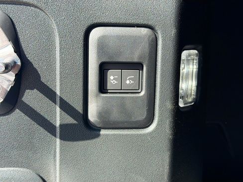 New 2026 Land Rover Defender 110 X-Dynamic SE image 43