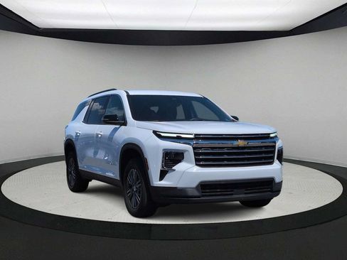 Used 2025 Chevrolet Traverse LT AWD/4WD image 2