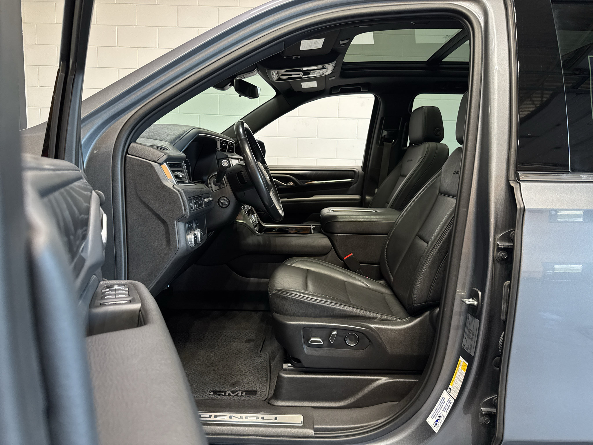 Used 2021 GMC Yukon XL Denali w/ Denali Premium Package AWD/4WD image 19