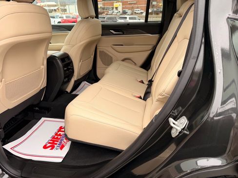 Used 2023 Jeep Grand Cherokee Limited w/ Luxury Tech Group II image 12