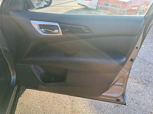 Used 2018 Nissan Pathfinder SV AWD/4WD image 23