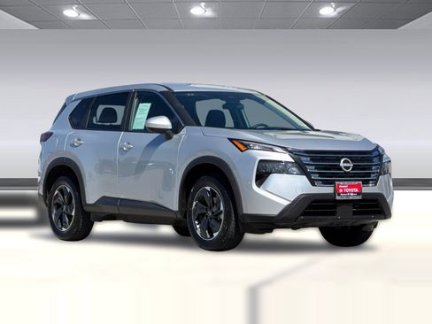 Used 2025 Nissan Rogue SV AWD/4WD image 6