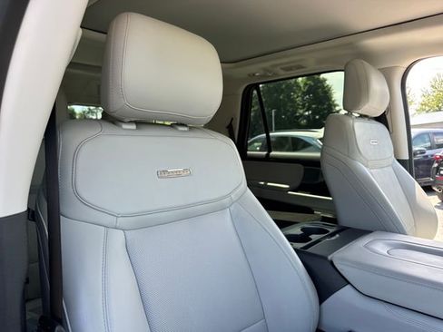 Used 2025 Ford Expedition Platinum AWD/4WD image 28