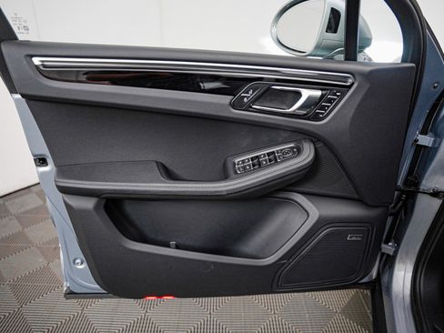Used 2025 Porsche Macan image 26