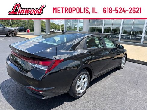 Used 2022 Hyundai Elantra SE FWD image 6