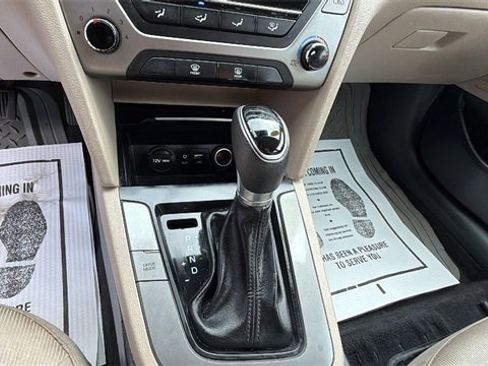 Used 2017 Hyundai Elantra SE image 22