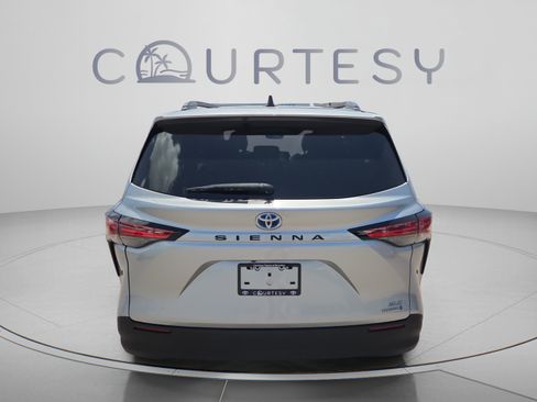 Used 2021 Toyota Sienna XLE w/ XLE Plus Package FWD image 4