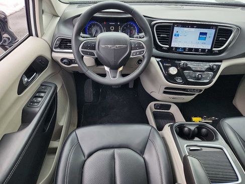 Used 2024 Chrysler Pacifica Touring-L image 11