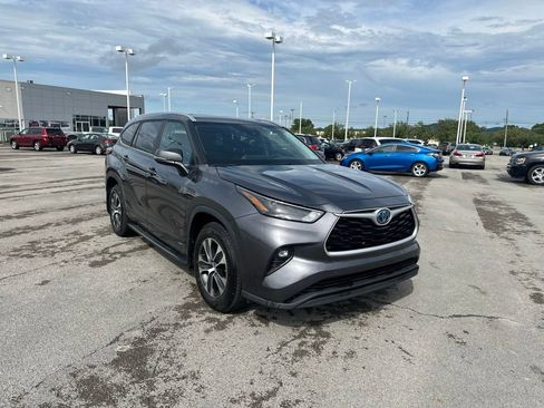 Used 2023 Toyota Highlander XLE AWD/4WD image 1