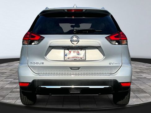 Used 2017 Nissan Rogue SV w/ SV Premium Package AWD/4WD image 6