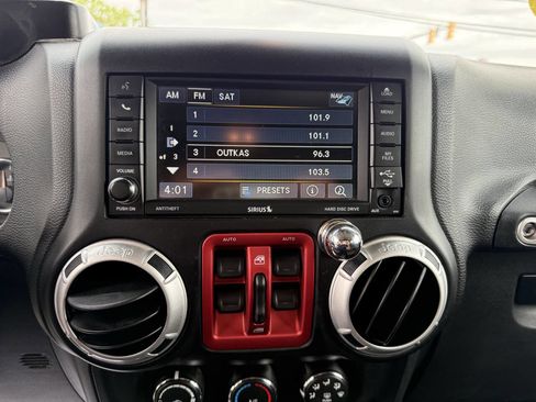 Used 2015 Jeep Wrangler Unlimited Sahara w/ Connectivity Group AWD/4WD image 17