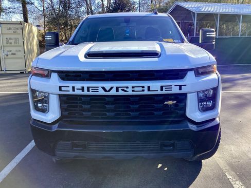 Used 2020 Chevrolet Silverado 2500 Custom w/ Custom Value Package image 4