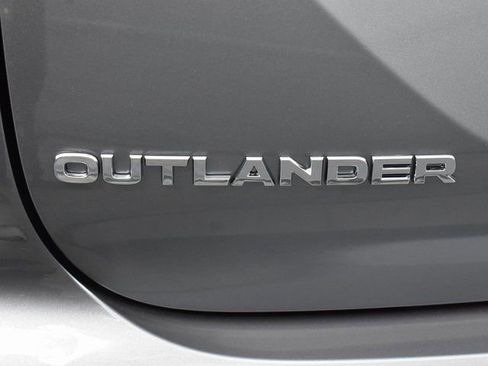 Used 2023 Mitsubishi Outlander SE image 10