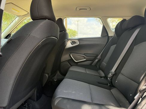 Used 2025 Kia Soul LX w/ LX Technology Package FWD image 25