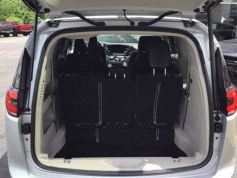 Certified 2024 Chrysler Pacifica Touring-L FWD image 5