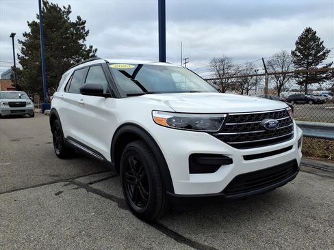 Certified 2023 Ford Explorer XLT w/ Class IV Trailer Tow Package image 3