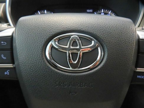 Used 2023 Toyota Highlander XLE FWD image 39