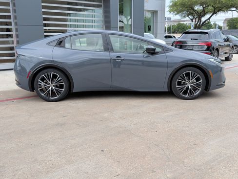 Used 2024 Toyota Prius XLE FWD image 11