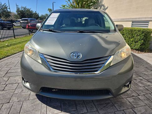 Used 2014 Toyota Sienna XLE image 2