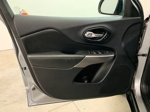 Used 2019 Jeep Cherokee Limited AWD/4WD image 7