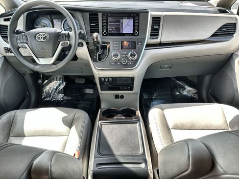 Used 2018 Toyota Sienna XLE Premium image 10