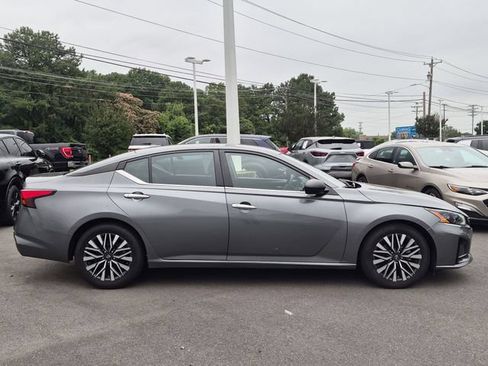 Used 2024 Nissan Altima 2.5 SV FWD image 2