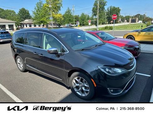 Used 2018 Chrysler Pacifica Limited w/ Advanced Safetytec Group FWD image 3